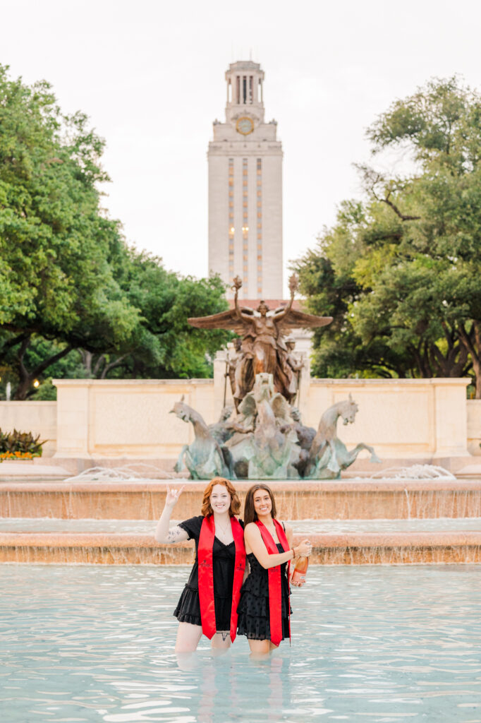 UT graduates friends on Little Field Fountain 